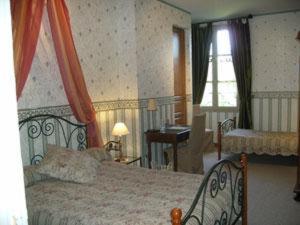 ベレームにあるRelais Saint Louis, Logisのベッドと机と窓のある寝室