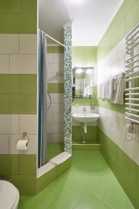 バコヴェルにあるZlataの緑豊かなバスルーム(シンク、シャワー付)