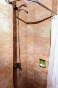 y baño con ducha y cortina de ducha. en Trip Bariloche Select en San Carlos de Bariloche