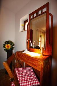 ein Badezimmer mit einem hölzernen Waschtisch und einem Spiegel in der Unterkunft Villa Micheline in Košinožići