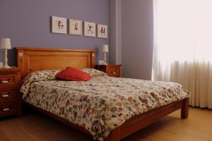 1 dormitorio con 1 cama con edredón de flores en APARTAMENTO HARINERA-AOIZ, en Aoiz
