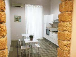Una cocina con una mesa y un comedor. en Le vie del Centro, en Palermo 29 fotos más