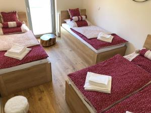 Letto o letti in una camera di Apartmán Jestřáb č.15