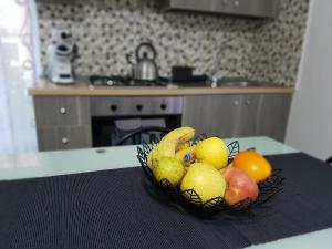 a basket of fruit on a table in a kitchen at Locazione Turistica "nta Casuzza" in Ragusa