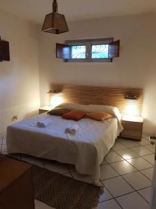 Un dormitorio con una cama con dos toallas encima. en Chalet Villa Fini, en Fleri