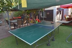 Stolní tenis v ubytování צימרים מעיין קצרין nebo okolí