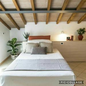 a bedroom with a large bed with a wooden ceiling at Hotel Casa Magagnoli in Finale Emilia