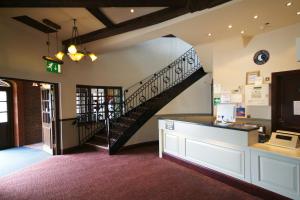 Lobby o reception area sa Windmill Farm Lincoln by Greene King Inns