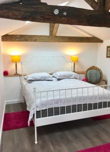 A bed or beds in a room at Boutique Farmhouse Cottages with Pool, 6 Bedrooms - Angulus Ridet (Loire Valley)