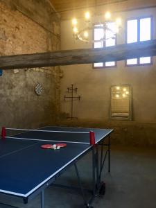 Stolný tenis v ubytovaní Boutique Farmhouse Cottages with Pool, 6 Bedrooms - Angulus Ridet (Loire Valley) alebo v jeho okolí