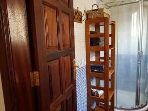 Un baño con ducha y puerta de madera. en Bungalows Aldani, en Tijarafe 60 fotos más