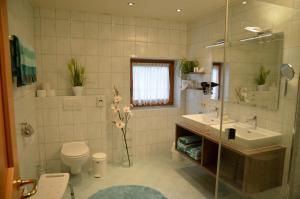 Kúpeľňa v ubytovaní Ferienwohnung Möderndorfer, Fulpmes + 37 fotografií