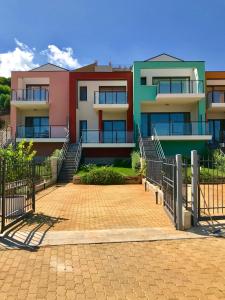 eine Reihe von Apartmentgebäuden mit Auffahrt in der Unterkunft Red Luxury in Borgo Guardiola near Cefalù in Mandra Capreria