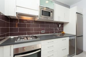 Mafloras Luxury&Beach Apartment tesisinde mutfak veya mini mutfak