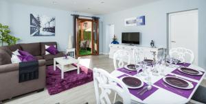 A television and/or entertainment centre at Mafloras Luxury&Beach Apartment