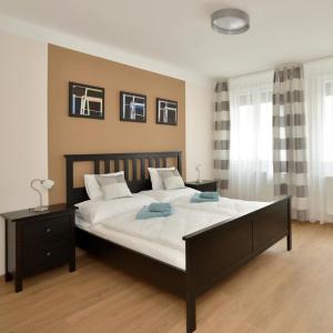 A bed or beds in a room at Deak Apartment