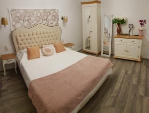 1 dormitorio con 1 cama blanca grande y suelo de madera en Glam Rose&White Downtown en Sibiu
