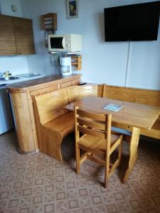 cocina con mesa de madera, mesa y sillas en T2 BARCELONNETTE en Barcelonnette