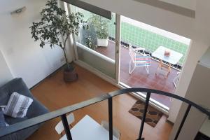 Camera dotata di balcone con divano e tavolo. di Dúplex en Ático en Microcentro a Buenos Aires Altre 5 foto