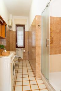 łazienka z prysznicem i pralką w obiekcie B&B Syrentum w Sorrento
