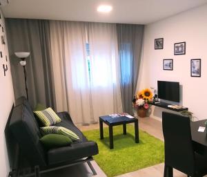 een woonkamer met een bank en een tafel bij Irís Apartment in Pombal
