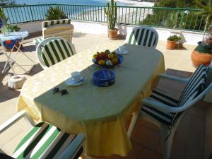 - une table avec des chaises et une corbeille de fruits dans l'établissement Apartamento Playa Mar Azul, à Alcúdia
