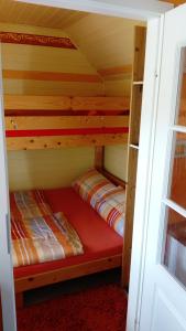 a bedroom with two bunk beds in a cabin at Ferienunterkünfte Wesenberg in Wesenberg