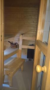uma vista interior para uma sauna de madeira com um banco em Lomaosake Meritullinraitti 1 B20 em Oulu