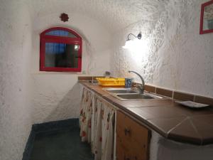 Una cocina o zona de cocina en Casa Cueva Lopera