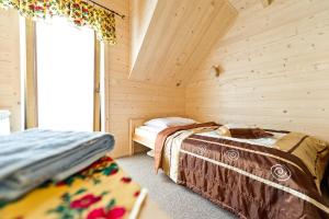 a log cabin with two beds in a room at U Beaty in Frydman