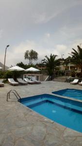una piscina con sedie e ombrelloni in un resort di Rio Lindo Ecolodge a Lunahuaná