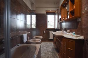 A bathroom at Appartamento di design