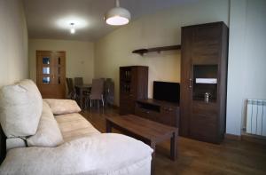 sala de estar con sofá y mesa en Apartamentos Torre de Gredos, en Arenas de San Pedro