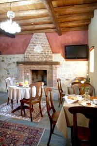 Televízia a/alebo spoločenská miestnosť v ubytovaní Boutique Hotel Kokkino Spiti