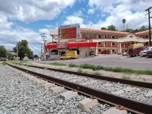 uma linha de comboio vazia em frente a um edifício em Hotel Colonial de Nogales em Nogales