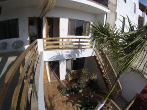 uma escada que leva a uma casa com plantas em Hospedaje Costa Norte em Máncora