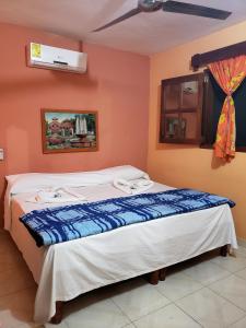 Un pat sau paturi într-o cameră la Hotel Sacbe Coba