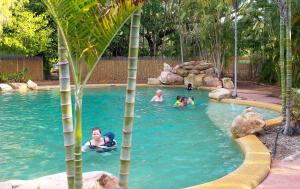 grupa ludzi pływających w basenie w obiekcie BIG4 Howard Springs Holiday Park w mieście Darwin