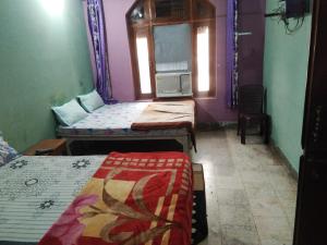 Postel nebo postele na pokoji v ubytování Kashi Annapurna Guest House