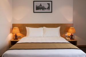 Postel nebo postele na pokoji v ubytování Hanoi Paon Hotel & Spa