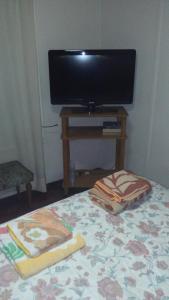 - une chambre avec un lit et une télévision sur une table dans l'établissement Grali home, à Mendoza