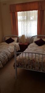 a bedroom with two twin beds and a window at Lakes Entrance Holiday Units in Lakes Entrance