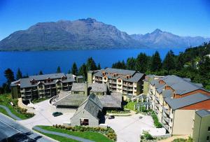 eine Luftansicht eines Resorts mit See und Bergen in der Unterkunft Heritage Queenstown in Queenstown