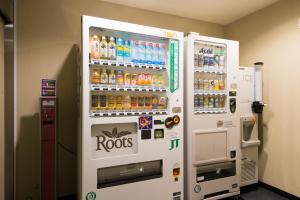 una máquina expendedora llena de botellas de soda en Hotel Villa Fontaine Grand Tokyo-Tamachi, en Tokio