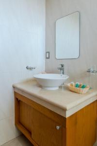 プラヤ・デル・カルメンにあるCentral Luxury Apartment Playa del Carmenのバスルーム(洗面台、鏡付)