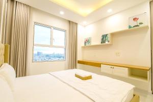 Giường trong phòng chung tại Sunrise City - 3 Bed Room - Full Furniture - City View