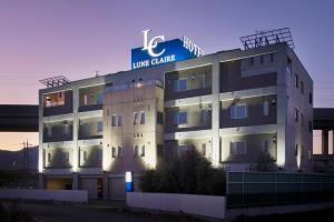 un edificio con un cartello in cima di Hotel LUNE CLAIRE (Adult Only) a Chikuma