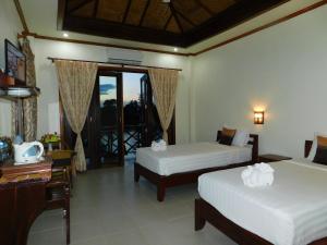 Un pat sau paturi într-o cameră la Sengahloune Villa