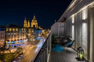ブダペストにあるEye of Budapest Penthouseの- 市街の景色を望むバルコニー(夜間)