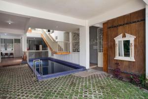 ein Haus mit einem Pool in der Mitte eines Zimmers in der Unterkunft RedDoorz near Museum Angkut Batu 2 in Malang